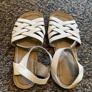 GUC white retro Saltwater Sandals - kid size 2